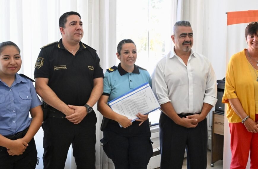 Reconocieron a dos policías que le salvaron la vida a un bebé en un barrio de Rawson