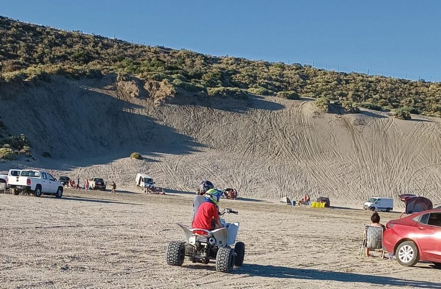 ¿Quién controla la circulación de cuatris y motos en las playas cercanas a Comodoro?