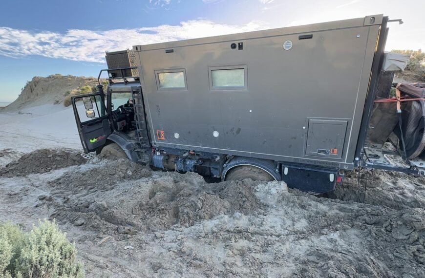 Bomberos trabajan para rescatar a turistas alemanes varados en la ruta 1