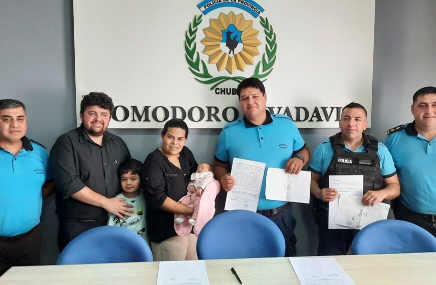 Reconocieron a dos policías que salvaron la vida de una bebé
