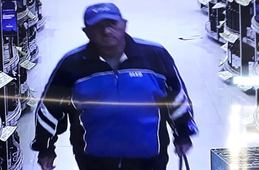 Buscan dar con un hombre que se llevó el teléfono de una cajera