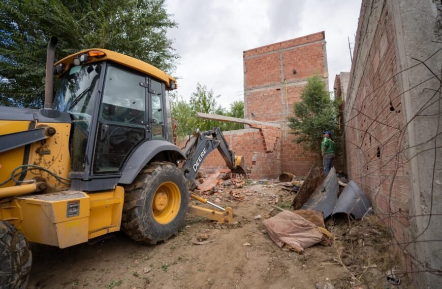Levantaron y demolieron una construcción ilegal en un lote del barrio Abásolo