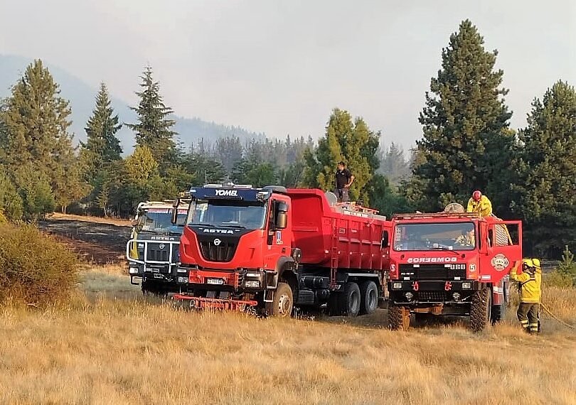 Vialidad Nacional se sumó a los equipos que luchan contra los incendios en El Bolsón