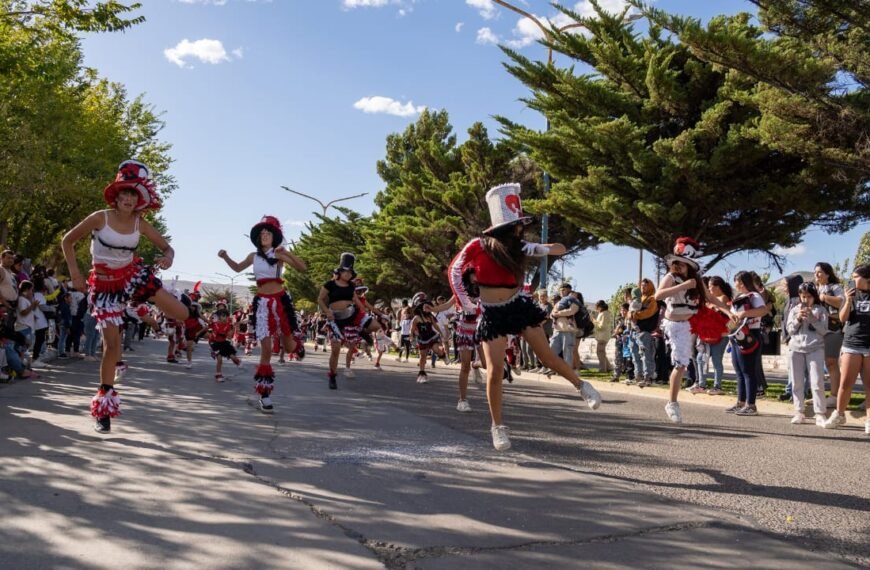 Los comodorenses acompañaron la primera jornada del pre carnaval 2025