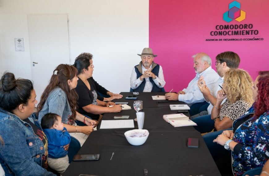 Othar se reunión con la comunidad educativa de la Escuela Municipal