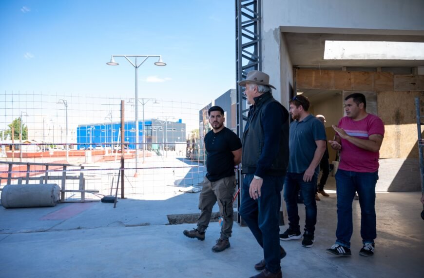 Othar supervisó los avances de la obra de la biblioteca de Km 5