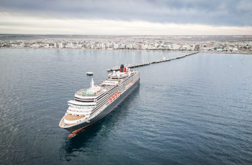 El Queen Victoria arribó a Puerto Madryn en su recorrido por Sudamérica
