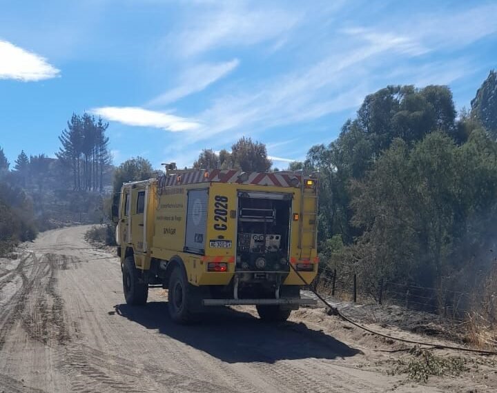 Refuerzan el operativo para combatir el incendio forestal en la zona de Trevelin