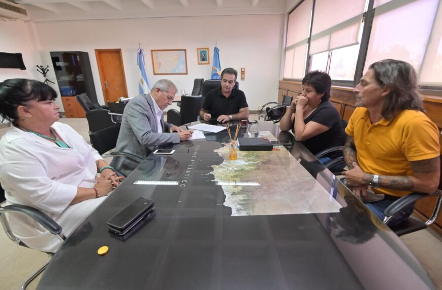 Anunciaron incremento del 4% en el salario básico de docentes y auxiliares que se suma a la suba al 25% del ítem de Profesionalidad Docente y un monto de $200.000 para auxiliares