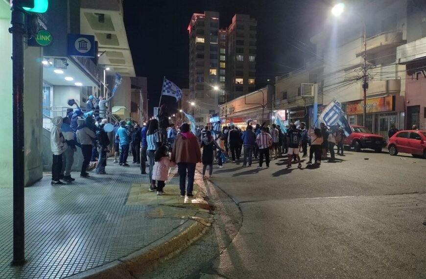 Los hinchas de Racing celebraron la Recopa Sudamericana en Comodoro