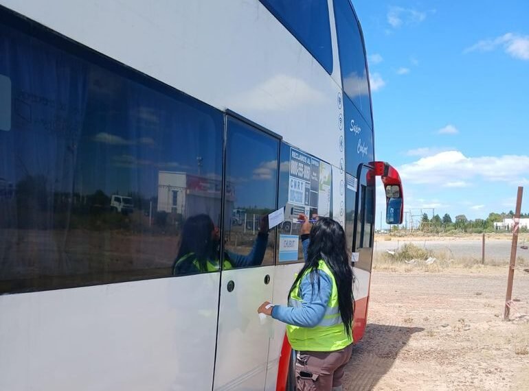 Secuestran un colectivo que trasladaba a menores de un equipo de fútbol en malas condiciones