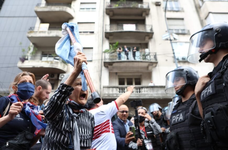 Jubilados heridos, policía reprimiendo y graves disturbios en un día de furia en el Congreso