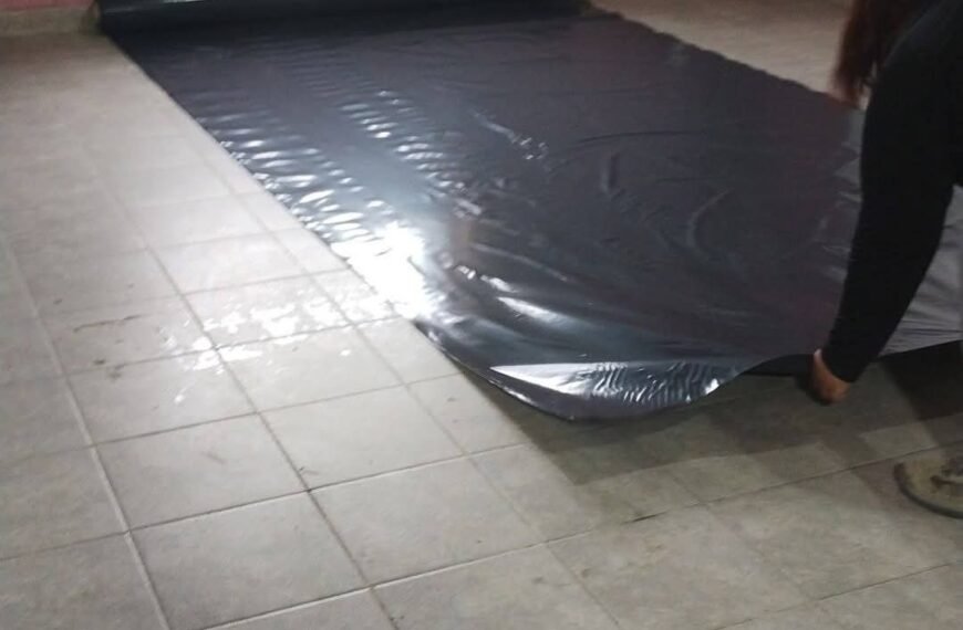 Ante el alerta de lluvias, vecinales asisten con nylon a familias
