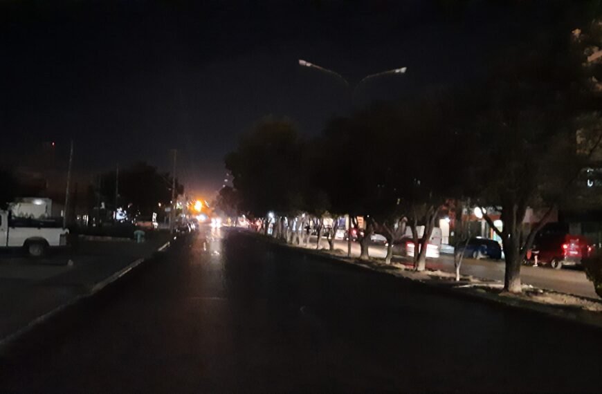 Vecinos de Avenida Kennedy solicitan iluminación y poda de arboles