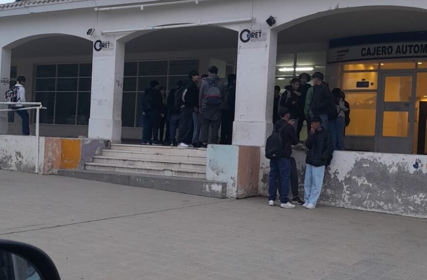 Padres de la Escuela 7729 preocupados porque cierran las puertas antes de lo habitual