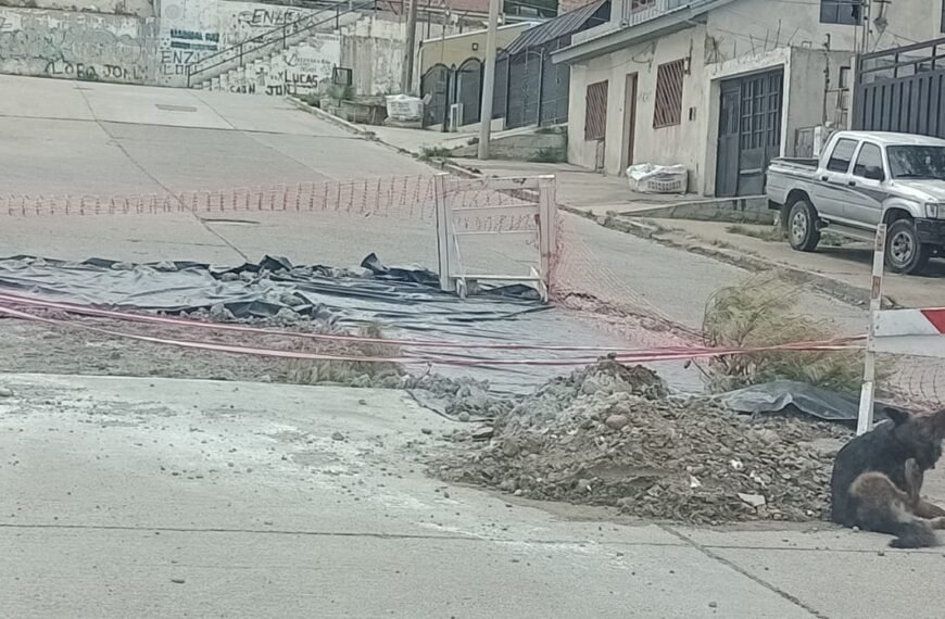 Vecinos de la calle Florida esperan que terminen un parche en el pavimento