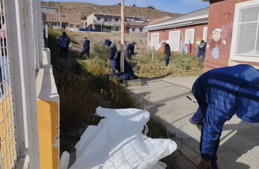 Realizan tareas de limpieza en escuelas, jardines y plazas del Abel Amaya