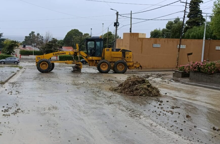 Avanzan en la limpieza de los sectores anegados por la lluvia
