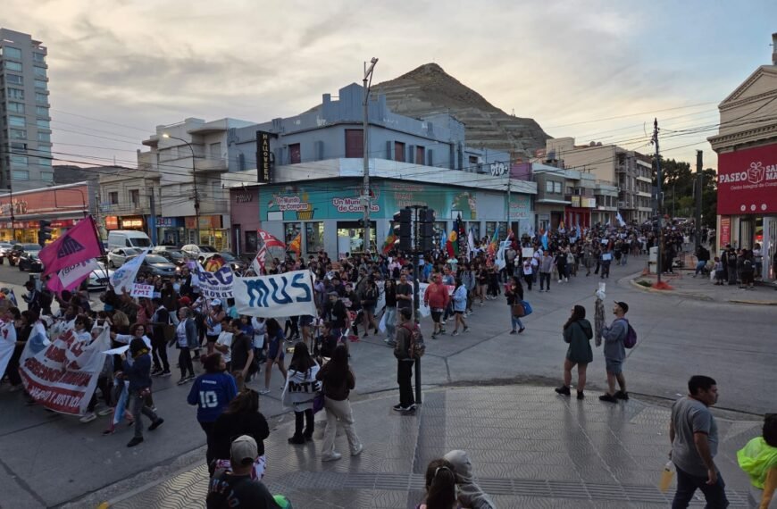 Más de 300 personas marcharon en Comodoro por la Memoria, Verdad y Justicia