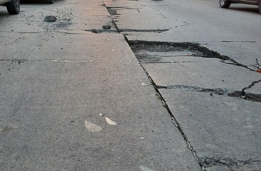 Se levantó el asfalto en Avenida Rivadavia y cortaron media calzada