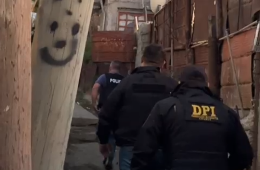 Los despertó un allanamiento y después de media hora les dijeron que se habían equivocado de domicilio