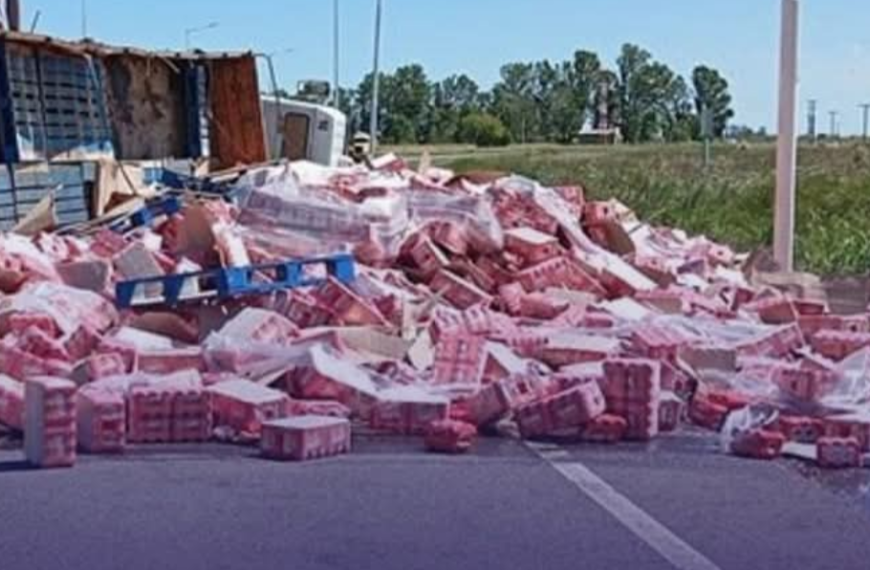 Un camionero de Comodoro viajaba con un cargamento de cerveza, volcó y lo saquearon