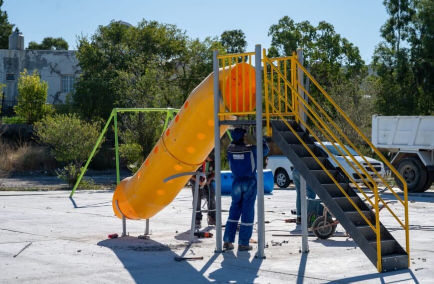 Con la colocación de juegos y la instalación del sistema de riego continúan los trabajos en la plaza del Quirno Costa