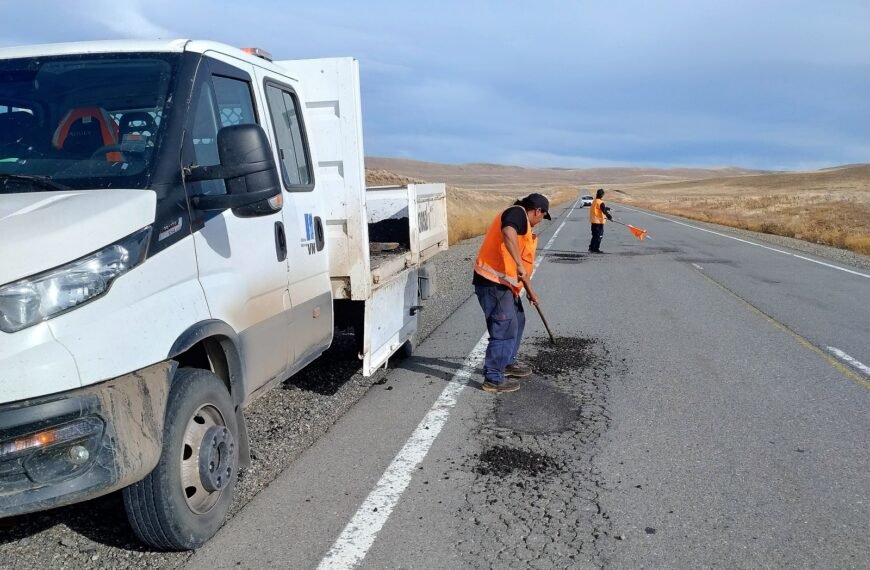 Realizan tareas de bacheo en el tramo de ruta 40 entre El Hoyo y Lago Puelo