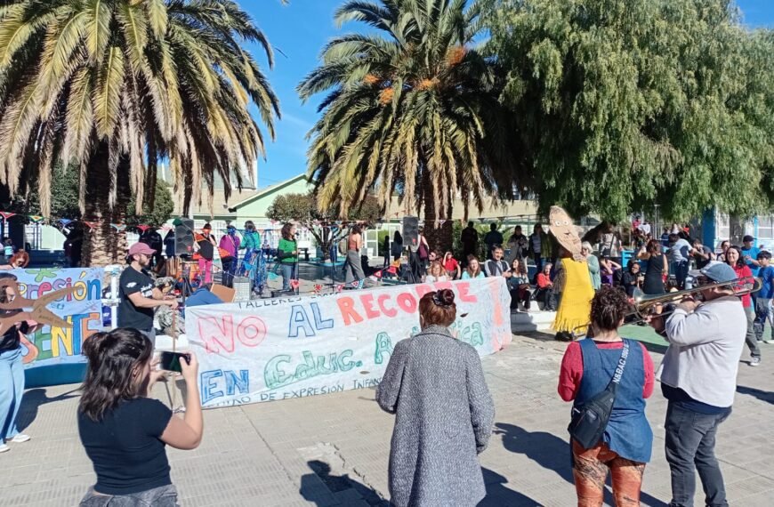 La comunidad del Instituto 806 se movilizó en contra de los recortes
