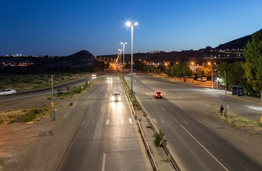 Ejecutan obras de cloacas, iluminación y mejoramiento en distintos barrios