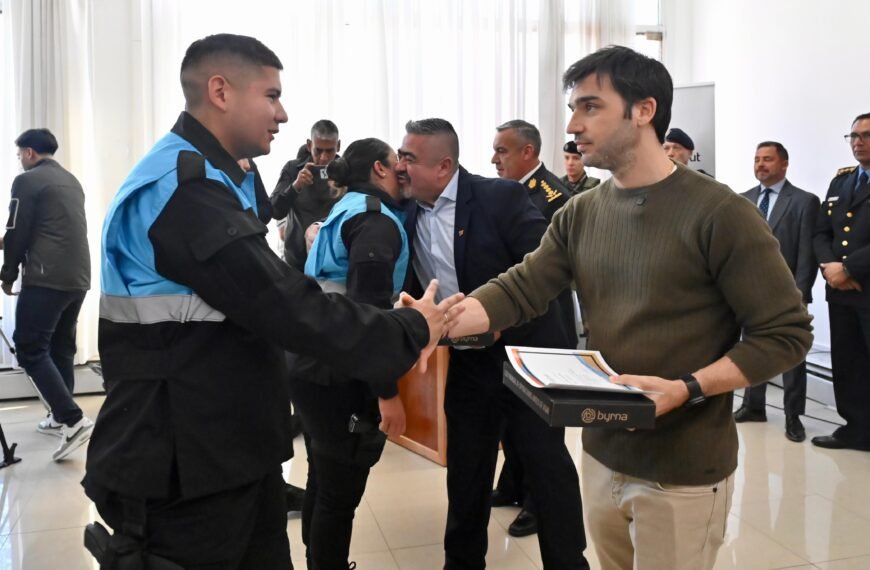 Torres entregó certificados a más de 50 agentes policiales que se especializaron en técnicas de intervención, operación de armas y traslado de detenidos