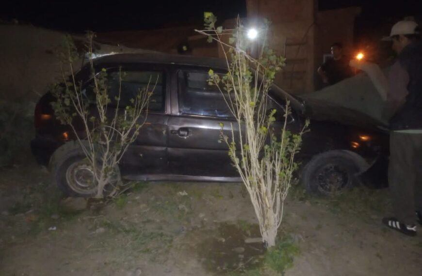 Manejaba borracho y terminó contra el cerco de una vivienda