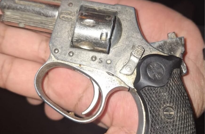 Le mataron el perro y luego de una discusión le entregó un arma de fuego a la policía