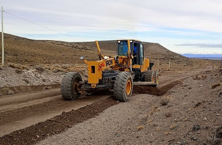 Trabajos de mantenimiento en la ruta nacional 260 hacia Lago Blanco y el límite con Chile