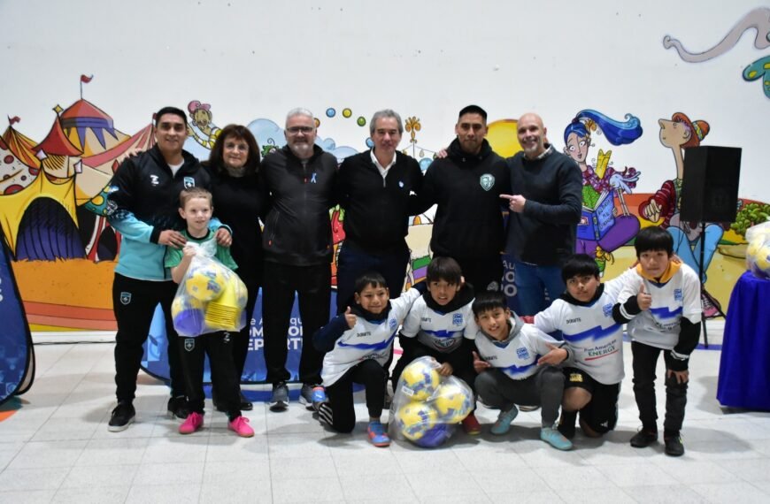 Juegos Comunitarios: El fútbol recibió material deportivo