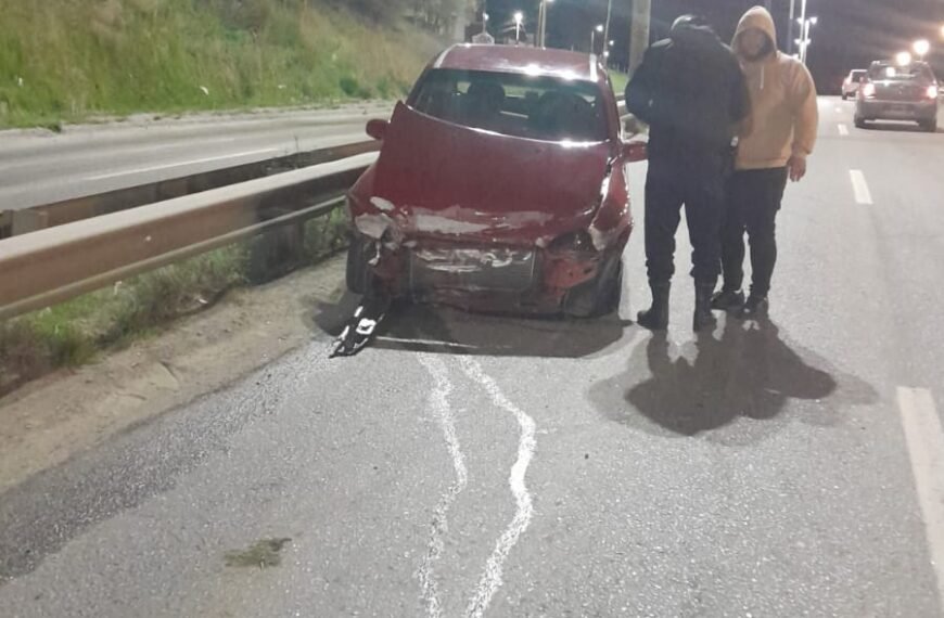 Por una mala maniobra terminó contra el guardarrail