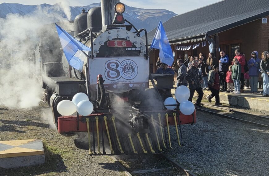Con un colorido acto y una salida llena de pasajeros «La Trochita» celebró el 80° aniversario de su llegada a Esquel