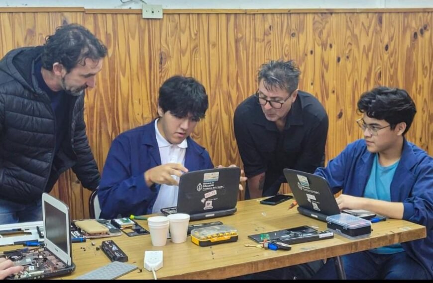 Estudiantes de Comodoro ponen a punto netbooks de&hellip;