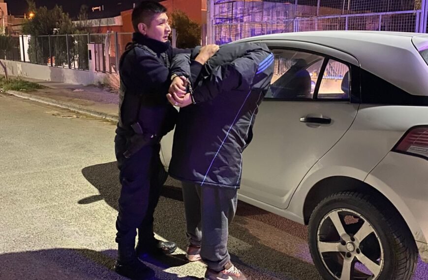 Sin paragolpes, ni patentes pero con un arma&hellip;