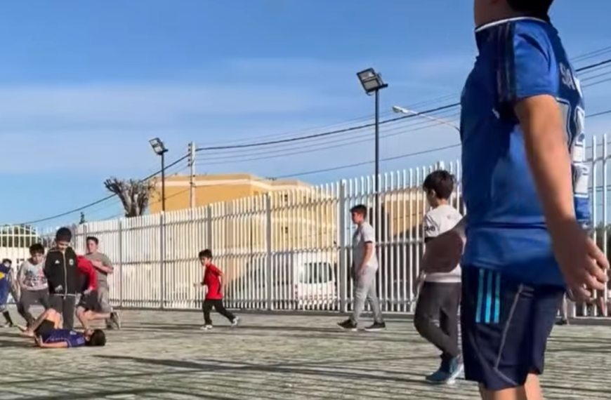 Una agrupación política realiza torneos en una plaza y no permite jugar a los chicos del barrio