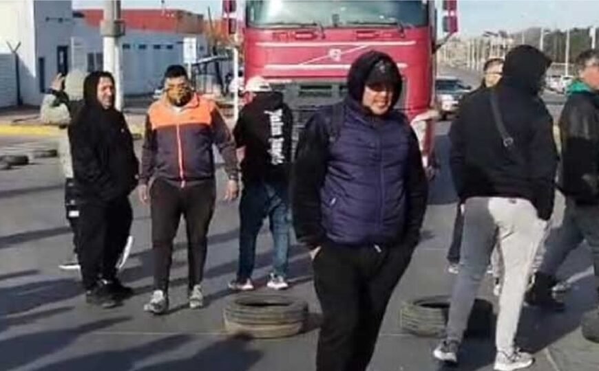 Continua el conflicto pesquero y marineros cortan la Ruta 1