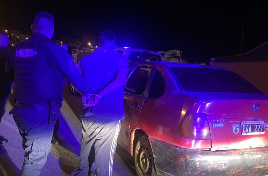 Tenía que estar preso por un homicidio y lo encuentran paseando en un vehículo