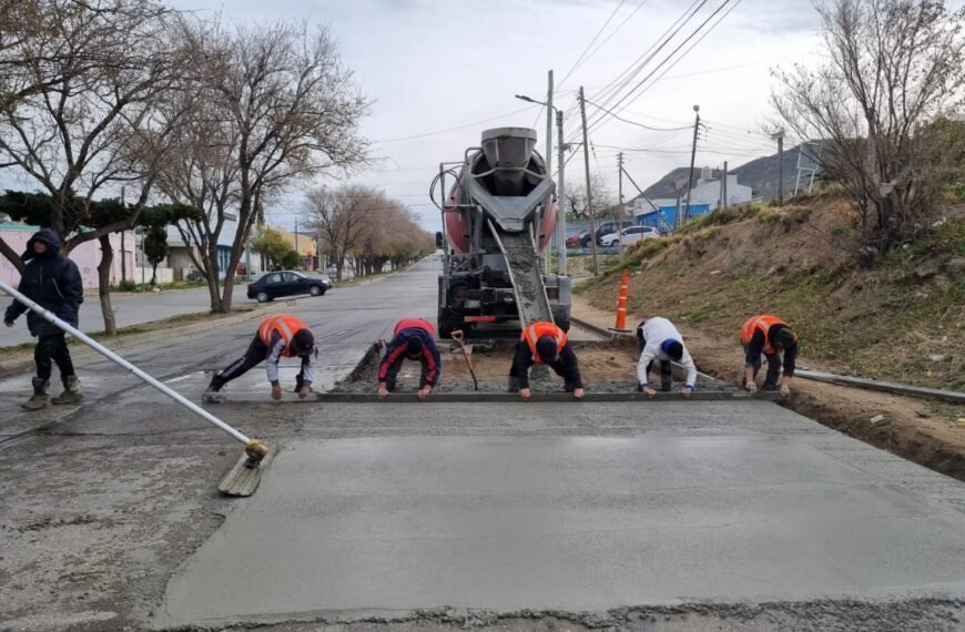 Prosigue el plan de reparación y mantenimiento de calzada en diferentes barrios