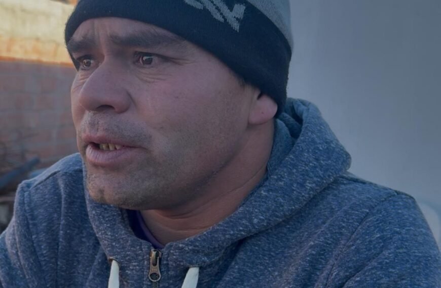 Cambia trabajo por ropa y leña