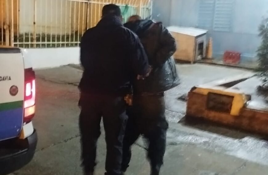 Lo atraparon por robar en un vehículo y recibió una paliza