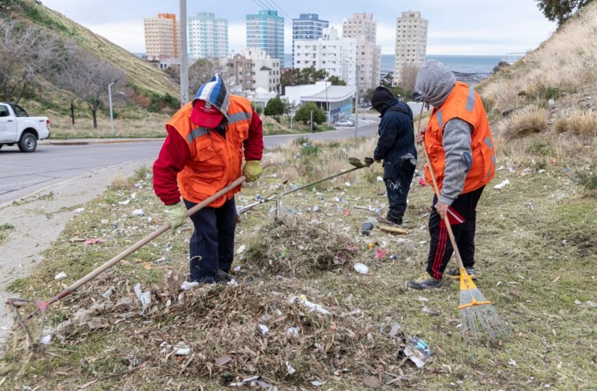 Se refuerzan las tareas de limpieza en espacios públicos de importante tránsito peatonal