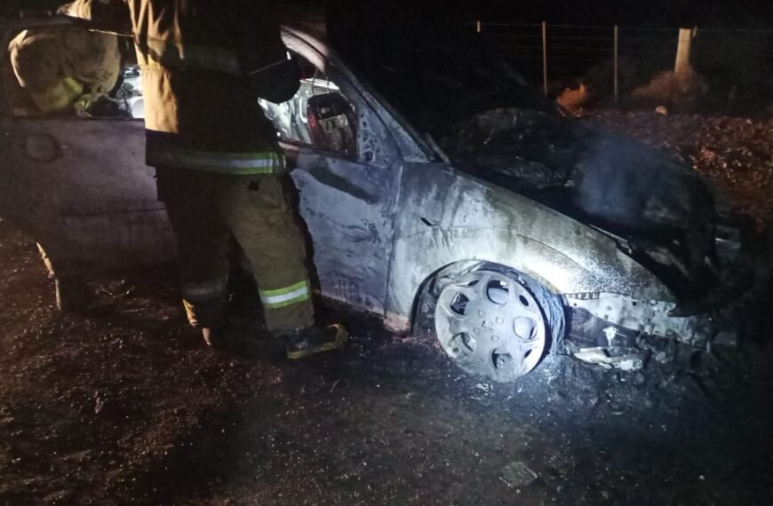 Dejó el auto con las llaves puestas, se lo robaron y prendieron fuego