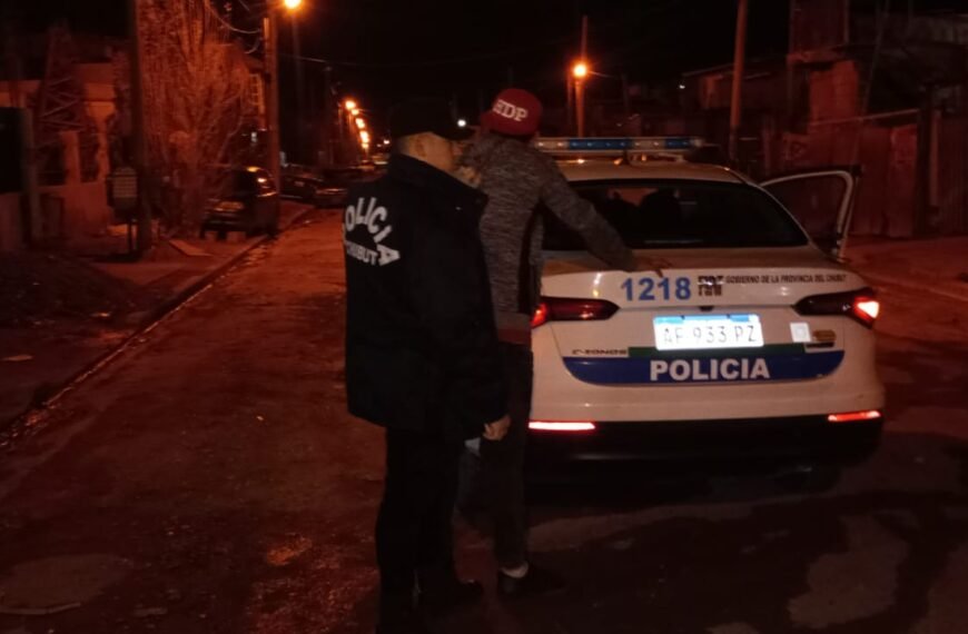 Vio que se acercaba la policía y descartó un arma de fuego