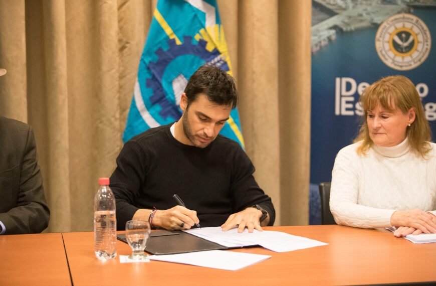 Se firmó el contrato de concesión para la reactivación del astillero en el Puerto