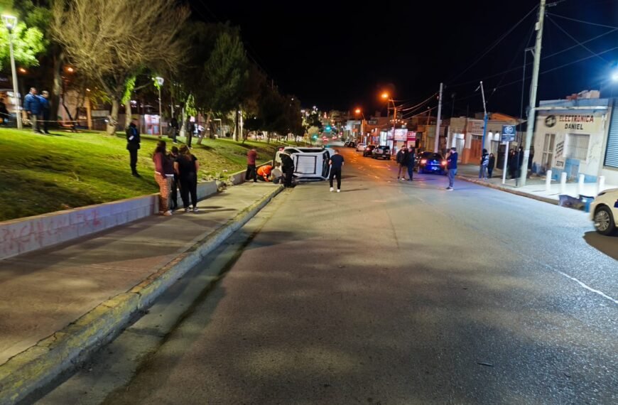 Dos personas heridas tras un choque y vuelco